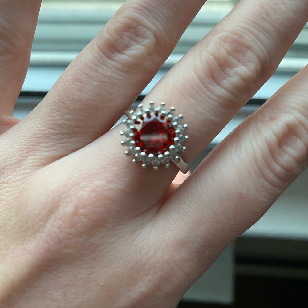 Ruby red costume ring - Picture 3 of 3